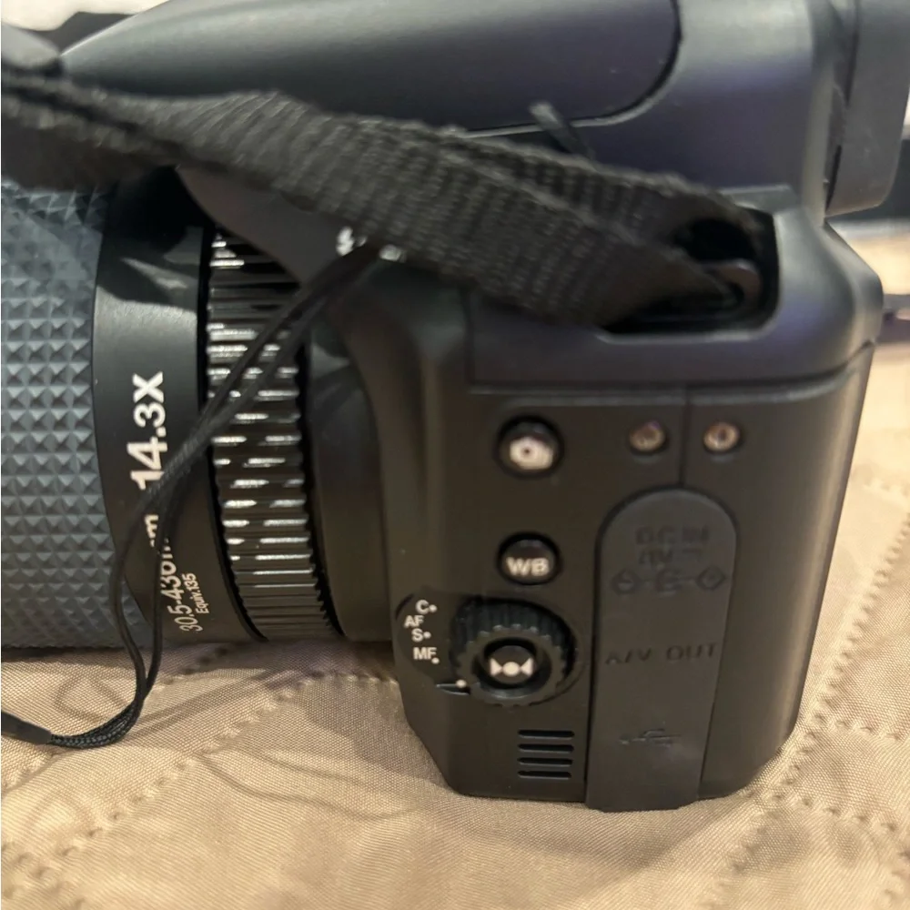 Fujifilm Finepix S200 EXR Digital Camera- Like New!